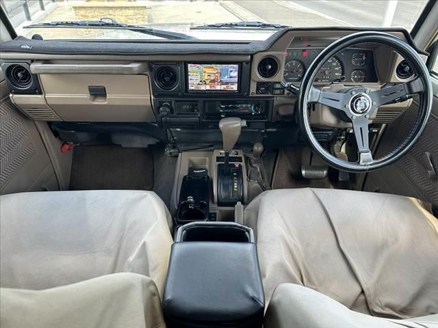 ランドクルーザー７０ ＬＸ　４ＷＤ　リフトアップ　社外ハンドル　社外ＳＤナビ　フルセグ　Ｂｌｕｅｔｏｏｔｈ　ＥＴＣ　スペアキー　Ｒガラスフィルム施工　ルーフキャリア　フロアマット　ドアバイザー（2枚目）