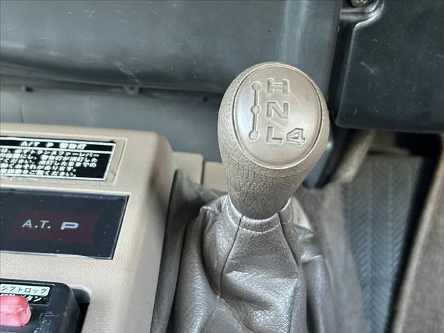 ランドクルーザー７０ ＬＸ　４ＷＤ　リフトアップ　社外ハンドル　社外ＳＤナビ　フルセグ　Ｂｌｕｅｔｏｏｔｈ　ＥＴＣ　スペアキー　Ｒガラスフィルム施工　ルーフキャリア　フロアマット　ドアバイザー（6枚目）