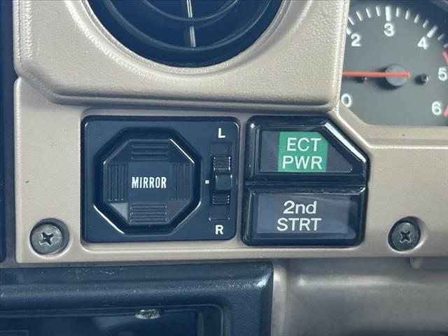 ランドクルーザー７０ ＬＸ　４ＷＤ　リフトアップ　社外ハンドル　社外ＳＤナビ　フルセグ　Ｂｌｕｅｔｏｏｔｈ　ＥＴＣ　スペアキー　Ｒガラスフィルム施工　ルーフキャリア　フロアマット　ドアバイザー（7枚目）
