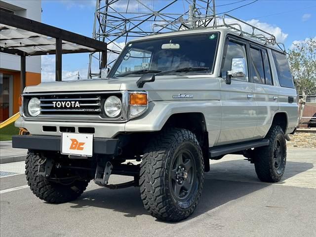 ランドクルーザー７０ ＬＸ　４ＷＤ　リフトアップ　社外ハンドル　社外ＳＤナビ　フルセグ　Ｂｌｕｅｔｏｏｔｈ　ＥＴＣ　スペアキー　Ｒガラスフィルム施工　ルーフキャリア　フロアマット　ドアバイザー（10枚目）