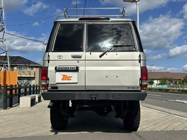 ランドクルーザー７０ ＬＸ　４ＷＤ　リフトアップ　社外ハンドル　社外ＳＤナビ　フルセグ　Ｂｌｕｅｔｏｏｔｈ　ＥＴＣ　スペアキー　Ｒガラスフィルム施工　ルーフキャリア　フロアマット　ドアバイザー（14枚目）