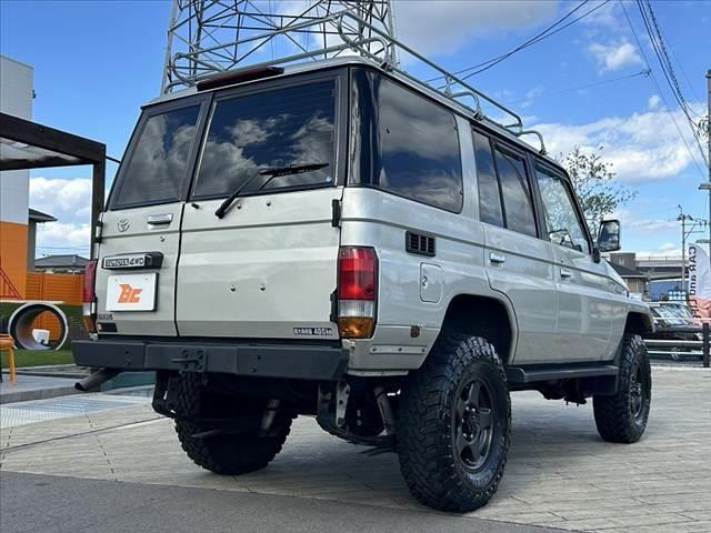 ランドクルーザー７０ ＬＸ　４ＷＤ　リフトアップ　社外ハンドル　社外ＳＤナビ　フルセグ　Ｂｌｕｅｔｏｏｔｈ　ＥＴＣ　スペアキー　Ｒガラスフィルム施工　ルーフキャリア　フロアマット　ドアバイザー（15枚目）