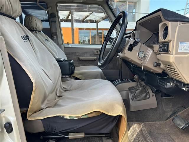 ランドクルーザー７０ ＬＸ　４ＷＤ　リフトアップ　社外ハンドル　社外ＳＤナビ　フルセグ　Ｂｌｕｅｔｏｏｔｈ　ＥＴＣ　スペアキー　Ｒガラスフィルム施工　ルーフキャリア　フロアマット　ドアバイザー（16枚目）