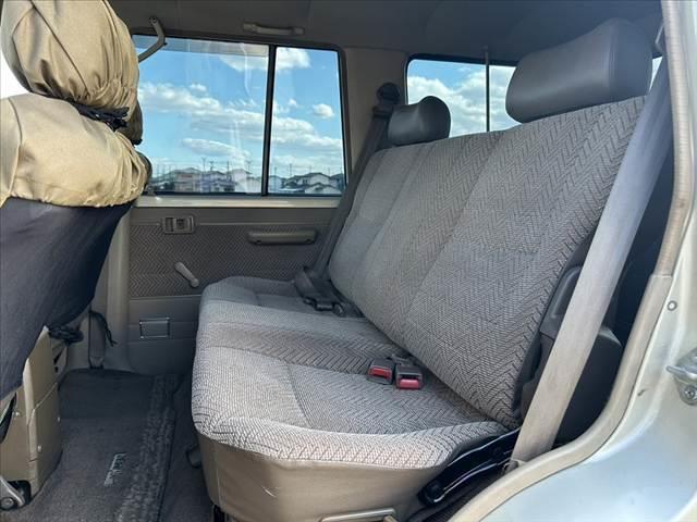 ランドクルーザー７０ ＬＸ　４ＷＤ　リフトアップ　社外ハンドル　社外ＳＤナビ　フルセグ　Ｂｌｕｅｔｏｏｔｈ　ＥＴＣ　スペアキー　Ｒガラスフィルム施工　ルーフキャリア　フロアマット　ドアバイザー（18枚目）
