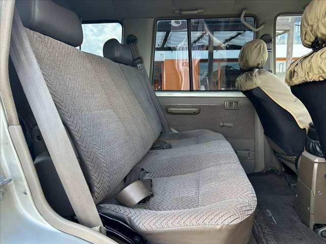 ランドクルーザー７０ ＬＸ　４ＷＤ　リフトアップ　社外ハンドル　社外ＳＤナビ　フルセグ　Ｂｌｕｅｔｏｏｔｈ　ＥＴＣ　スペアキー　Ｒガラスフィルム施工　ルーフキャリア　フロアマット　ドアバイザー（19枚目）