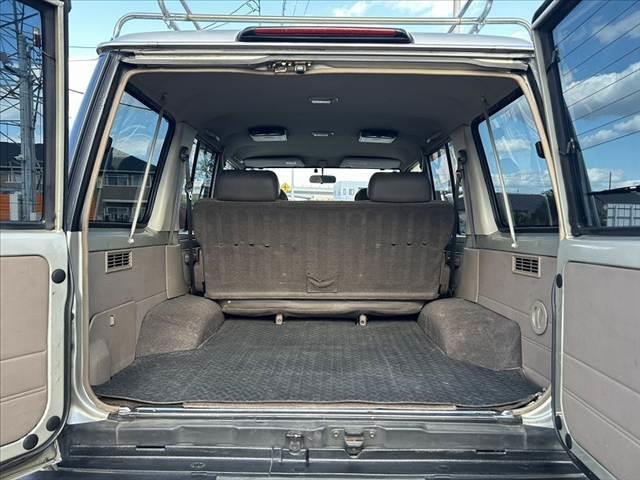 ランドクルーザー７０ ＬＸ　４ＷＤ　リフトアップ　社外ハンドル　社外ＳＤナビ　フルセグ　Ｂｌｕｅｔｏｏｔｈ　ＥＴＣ　スペアキー　Ｒガラスフィルム施工　ルーフキャリア　フロアマット　ドアバイザー（20枚目）