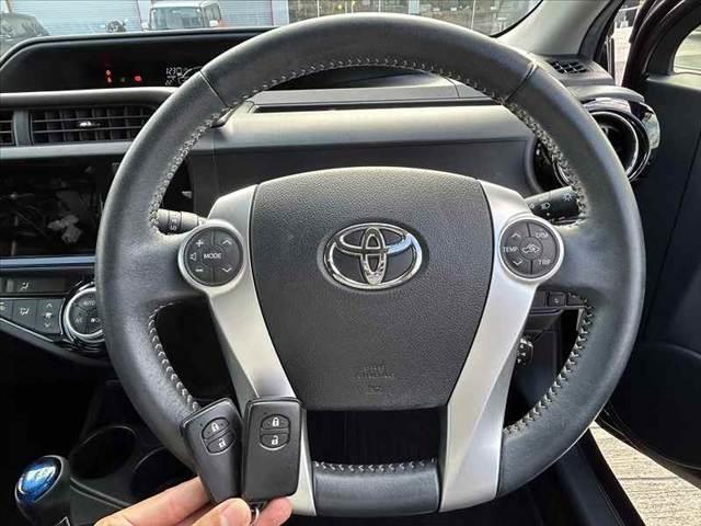 アクア G 中期 禁煙車 車検整備付 スマートキー セーフティセンスC クルコン Fシートヒーター オートライト 電格ウインカーミラー ステリモ Bカメラ 革巻きステア アームレスト チルトステア シートリフター(4枚目)