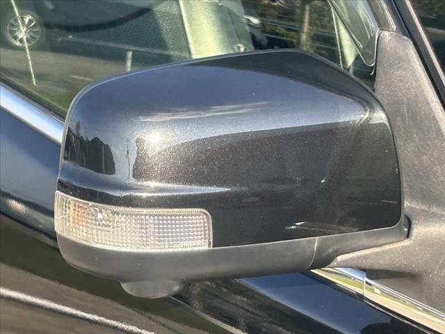 セレナ 後期 両電スラ エマブレ アラビュー フリップダウンM 純正SDナビ フルセグ BT DVD クルコン ETC スマートキーX2 オートLED 外ウッドコンビ 社外17AW レザー調シート Rフィルム(28枚目)