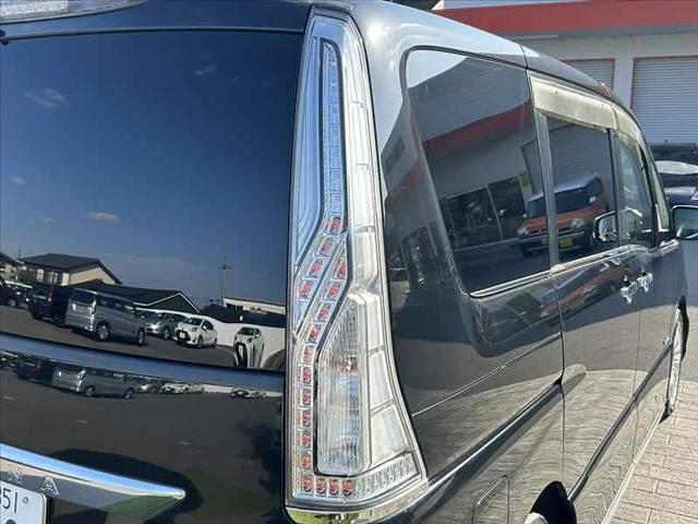 セレナ 後期 両電スラ エマブレ アラビュー フリップダウンM 純正SDナビ フルセグ BT DVD クルコン ETC スマートキーX2 オートLED 外ウッドコンビ 社外17AW レザー調シート Rフィルム(33枚目)