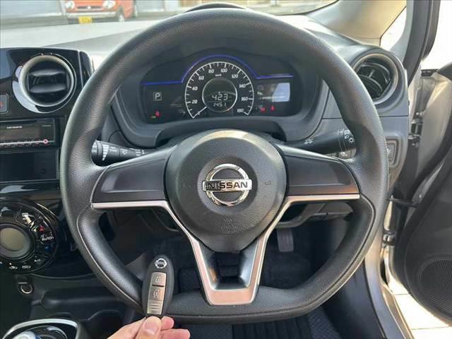 ノート e-パワー B 後期 禁煙車 車検整備付 エマブレ アラビュー インテリミラー FRソナー スマートキー 社外CD オートライト Aハイビーム チルトステア シートリフター 電格ミラーウインカー Pガラス オートAC(5枚目)