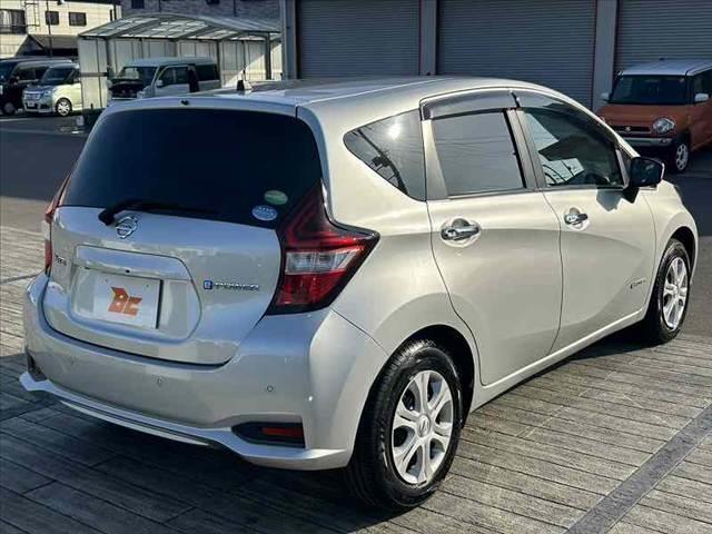 ノート e-パワー B 後期 禁煙車 車検整備付 エマブレ アラビュー インテリミラー FRソナー スマートキー 社外CD オートライト Aハイビーム チルトステア シートリフター 電格ミラーウインカー Pガラス オートAC(12枚目)