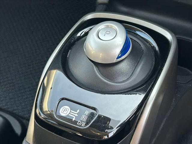 ノート e-パワー B 後期 禁煙車 車検整備付 エマブレ アラビュー インテリミラー FRソナー スマートキー 社外CD オートライト Aハイビーム チルトステア シートリフター 電格ミラーウインカー Pガラス オートAC(21枚目)