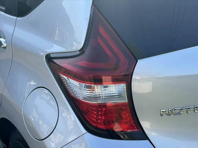 ノート e-パワー B 後期 禁煙車 車検整備付 エマブレ アラビュー インテリミラー FRソナー スマートキー 社外CD オートライト Aハイビーム チルトステア シートリフター 電格ミラーウインカー Pガラス オートAC(32枚目)