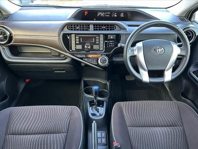 アクア G 禁煙車 中期 スマートキー クルコン オートライト フォグ 純正CDオーディオ 革巻きステア チルトステア シートリフター 電格ミラーウインカー Pガラス 社外15AW アームレスト マットバイザー(2枚目)