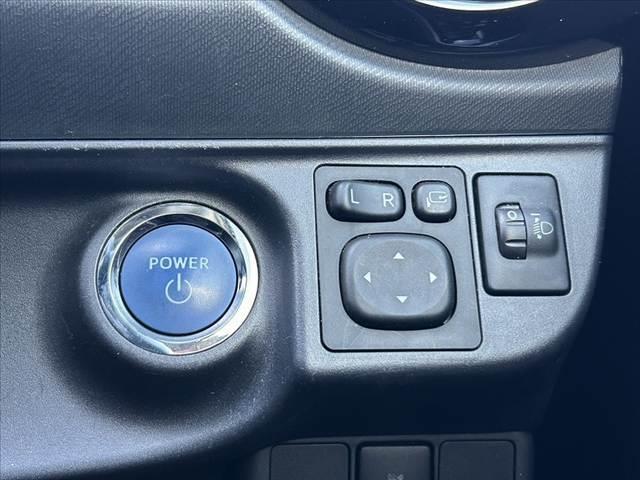 アクア G 禁煙車 中期 スマートキー クルコン オートライト フォグ 純正CDオーディオ 革巻きステア チルトステア シートリフター 電格ミラーウインカー Pガラス 社外15AW アームレスト マットバイザー(3枚目)