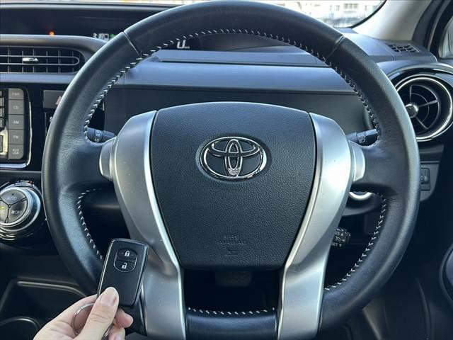 アクア G 禁煙車 中期 スマートキー クルコン オートライト フォグ 純正CDオーディオ 革巻きステア チルトステア シートリフター 電格ミラーウインカー Pガラス 社外15AW アームレスト マットバイザー(4枚目)