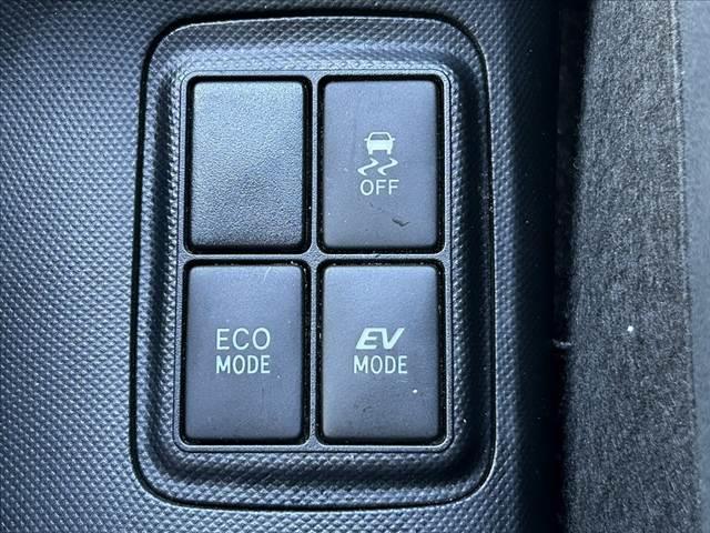 アクア G 禁煙車 中期 スマートキー クルコン オートライト フォグ 純正CDオーディオ 革巻きステア チルトステア シートリフター 電格ミラーウインカー Pガラス 社外15AW アームレスト マットバイザー(5枚目)