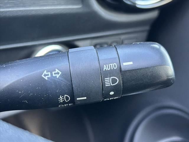 アクア G 禁煙車 中期 スマートキー クルコン オートライト フォグ 純正CDオーディオ 革巻きステア チルトステア シートリフター 電格ミラーウインカー Pガラス 社外15AW アームレスト マットバイザー(6枚目)