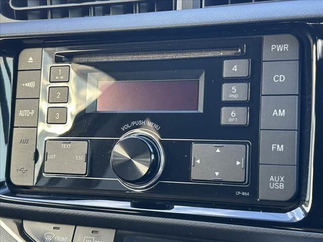 アクア G 禁煙車 中期 スマートキー クルコン オートライト フォグ 純正CDオーディオ 革巻きステア チルトステア シートリフター 電格ミラーウインカー Pガラス 社外15AW アームレスト マットバイザー(7枚目)