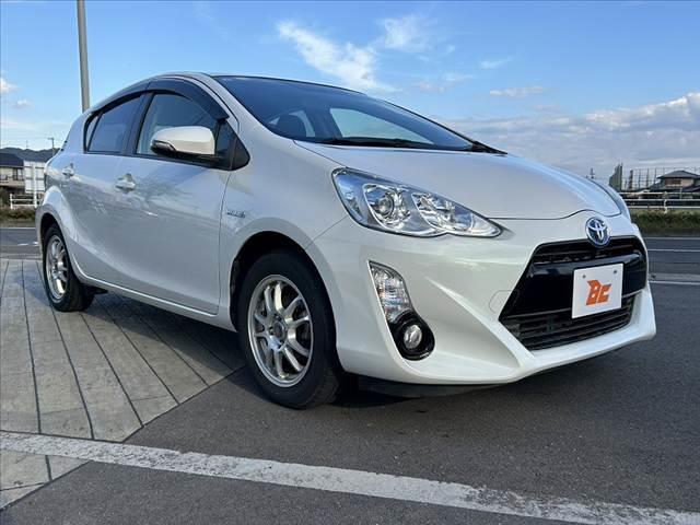 アクア G 禁煙車 中期 スマートキー クルコン オートライト フォグ 純正CDオーディオ 革巻きステア チルトステア シートリフター 電格ミラーウインカー Pガラス 社外15AW アームレスト マットバイザー(8枚目)