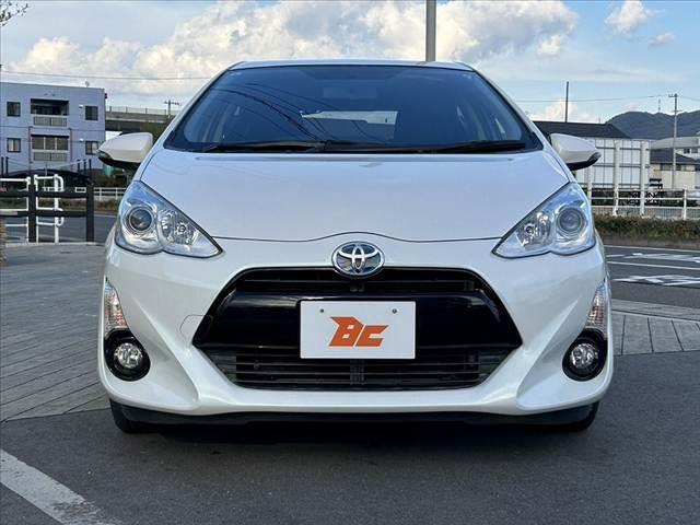 アクア G 禁煙車 中期 スマートキー クルコン オートライト フォグ 純正CDオーディオ 革巻きステア チルトステア シートリフター 電格ミラーウインカー Pガラス 社外15AW アームレスト マットバイザー(9枚目)