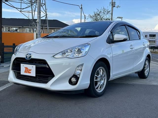 アクア G 禁煙車 中期 スマートキー クルコン オートライト フォグ 純正CDオーディオ 革巻きステア チルトステア シートリフター 電格ミラーウインカー Pガラス 社外15AW アームレスト マットバイザー(10枚目)