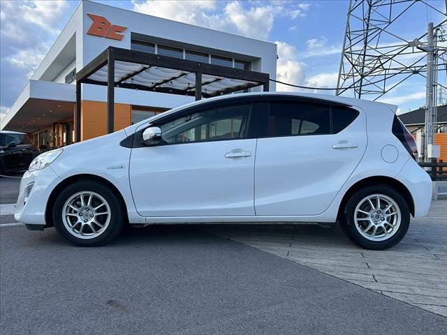 アクア G 禁煙車 中期 スマートキー クルコン オートライト フォグ 純正CDオーディオ 革巻きステア チルトステア シートリフター 電格ミラーウインカー Pガラス 社外15AW アームレスト マットバイザー(11枚目)