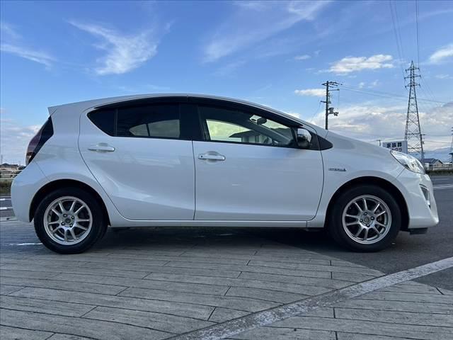 アクア G 禁煙車 中期 スマートキー クルコン オートライト フォグ 純正CDオーディオ 革巻きステア チルトステア シートリフター 電格ミラーウインカー Pガラス 社外15AW アームレスト マットバイザー(12枚目)