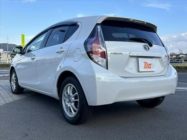 アクア G 禁煙車 中期 スマートキー クルコン オートライト フォグ 純正CDオーディオ 革巻きステア チルトステア シートリフター 電格ミラーウインカー Pガラス 社外15AW アームレスト マットバイザー(13枚目)