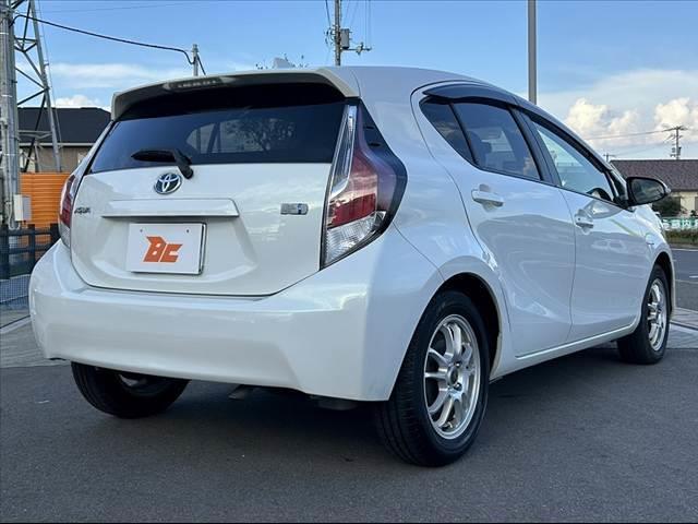 アクア G 禁煙車 中期 スマートキー クルコン オートライト フォグ 純正CDオーディオ 革巻きステア チルトステア シートリフター 電格ミラーウインカー Pガラス 社外15AW アームレスト マットバイザー(15枚目)