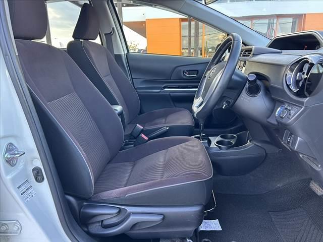 アクア G 禁煙車 中期 スマートキー クルコン オートライト フォグ 純正CDオーディオ 革巻きステア チルトステア シートリフター 電格ミラーウインカー Pガラス 社外15AW アームレスト マットバイザー(16枚目)