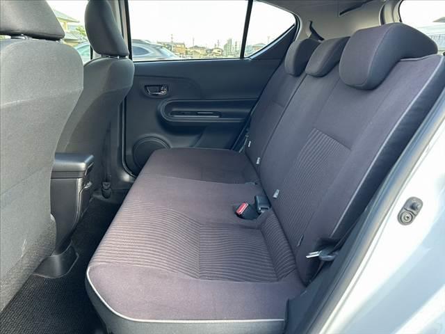 アクア G 禁煙車 中期 スマートキー クルコン オートライト フォグ 純正CDオーディオ 革巻きステア チルトステア シートリフター 電格ミラーウインカー Pガラス 社外15AW アームレスト マットバイザー(18枚目)