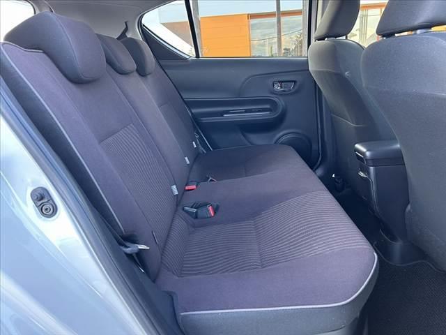アクア G 禁煙車 中期 スマートキー クルコン オートライト フォグ 純正CDオーディオ 革巻きステア チルトステア シートリフター 電格ミラーウインカー Pガラス 社外15AW アームレスト マットバイザー(19枚目)