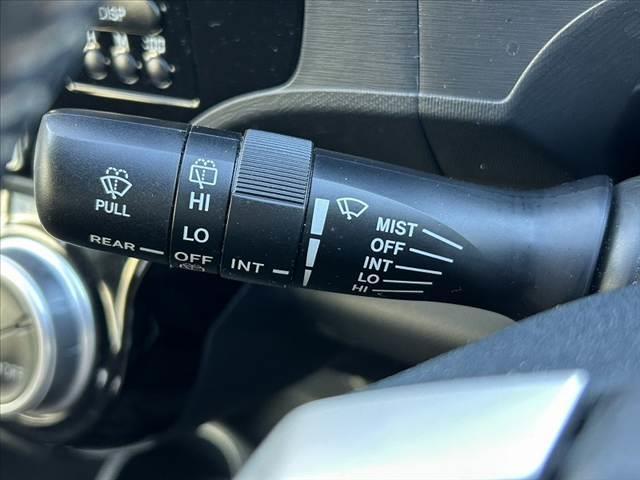 アクア G 禁煙車 中期 スマートキー クルコン オートライト フォグ 純正CDオーディオ 革巻きステア チルトステア シートリフター 電格ミラーウインカー Pガラス 社外15AW アームレスト マットバイザー(21枚目)