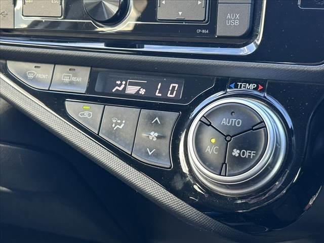 アクア G 禁煙車 中期 スマートキー クルコン オートライト フォグ 純正CDオーディオ 革巻きステア チルトステア シートリフター 電格ミラーウインカー Pガラス 社外15AW アームレスト マットバイザー(23枚目)