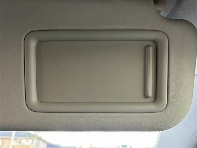 アクア G 禁煙車 中期 スマートキー クルコン オートライト フォグ 純正CDオーディオ 革巻きステア チルトステア シートリフター 電格ミラーウインカー Pガラス 社外15AW アームレスト マットバイザー(28枚目)