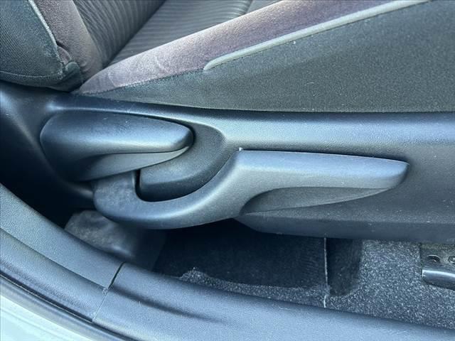 アクア G 禁煙車 中期 スマートキー クルコン オートライト フォグ 純正CDオーディオ 革巻きステア チルトステア シートリフター 電格ミラーウインカー Pガラス 社外15AW アームレスト マットバイザー(29枚目)