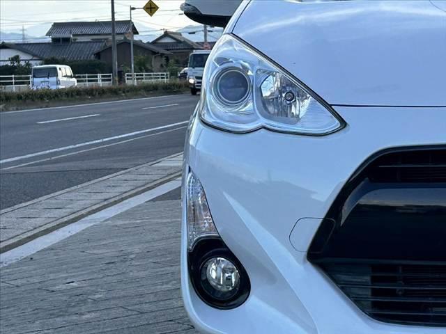 アクア G 禁煙車 中期 スマートキー クルコン オートライト フォグ 純正CDオーディオ 革巻きステア チルトステア シートリフター 電格ミラーウインカー Pガラス 社外15AW アームレスト マットバイザー(31枚目)