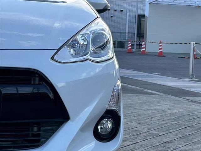 アクア G 禁煙車 中期 スマートキー クルコン オートライト フォグ 純正CDオーディオ 革巻きステア チルトステア シートリフター 電格ミラーウインカー Pガラス 社外15AW アームレスト マットバイザー(32枚目)