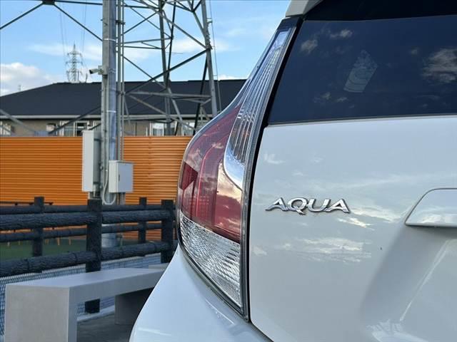 アクア G 禁煙車 中期 スマートキー クルコン オートライト フォグ 純正CDオーディオ 革巻きステア チルトステア シートリフター 電格ミラーウインカー Pガラス 社外15AW アームレスト マットバイザー(33枚目)