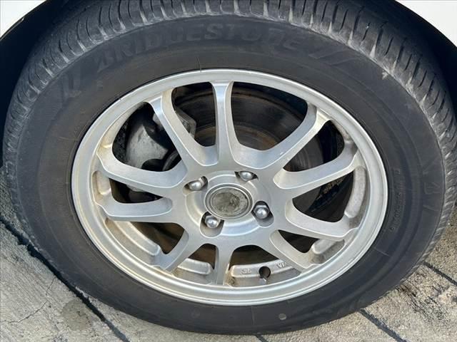 アクア G 禁煙車 中期 スマートキー クルコン オートライト フォグ 純正CDオーディオ 革巻きステア チルトステア シートリフター 電格ミラーウインカー Pガラス 社外15AW アームレスト マットバイザー(35枚目)