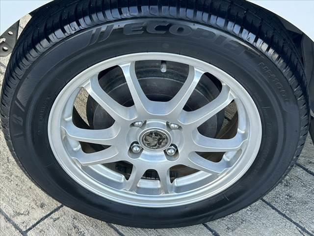 アクア G 禁煙車 中期 スマートキー クルコン オートライト フォグ 純正CDオーディオ 革巻きステア チルトステア シートリフター 電格ミラーウインカー Pガラス 社外15AW アームレスト マットバイザー(37枚目)