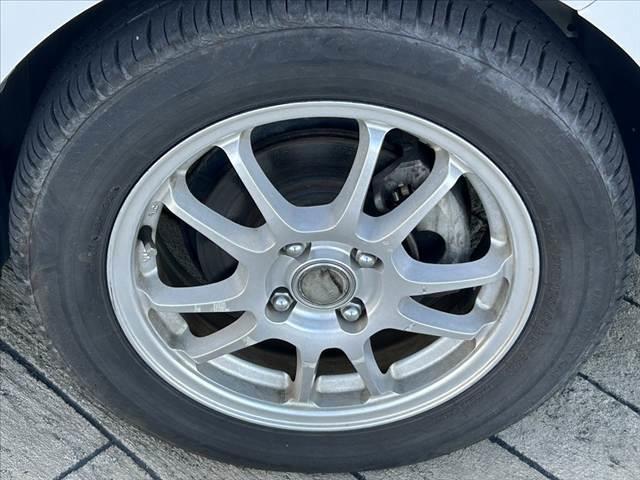 アクア G 禁煙車 中期 スマートキー クルコン オートライト フォグ 純正CDオーディオ 革巻きステア チルトステア シートリフター 電格ミラーウインカー Pガラス 社外15AW アームレスト マットバイザー(38枚目)