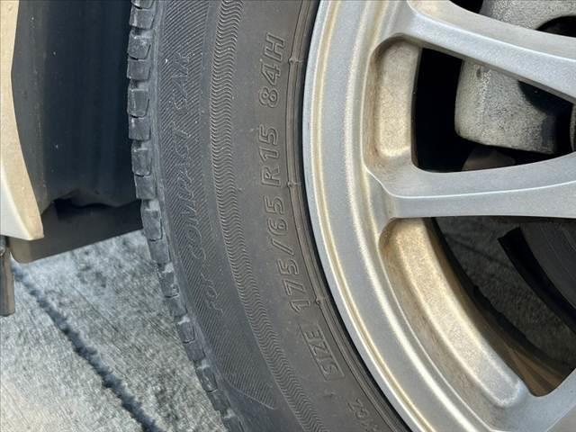 アクア G 禁煙車 中期 スマートキー クルコン オートライト フォグ 純正CDオーディオ 革巻きステア チルトステア シートリフター 電格ミラーウインカー Pガラス 社外15AW アームレスト マットバイザー(39枚目)