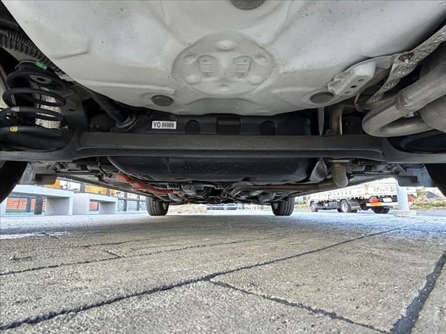 アクア G 禁煙車 中期 スマートキー クルコン オートライト フォグ 純正CDオーディオ 革巻きステア チルトステア シートリフター 電格ミラーウインカー Pガラス 社外15AW アームレスト マットバイザー(41枚目)