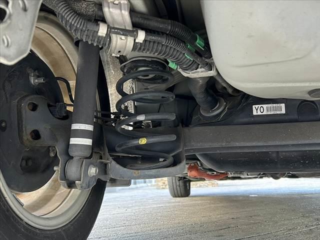 アクア G 禁煙車 中期 スマートキー クルコン オートライト フォグ 純正CDオーディオ 革巻きステア チルトステア シートリフター 電格ミラーウインカー Pガラス 社外15AW アームレスト マットバイザー(42枚目)