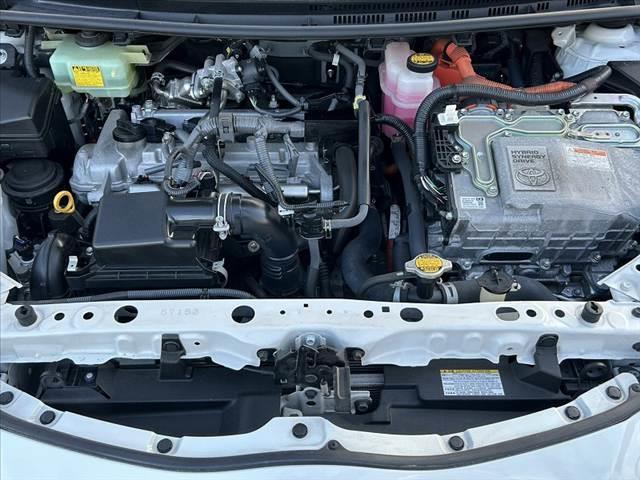 アクア G 禁煙車 中期 スマートキー クルコン オートライト フォグ 純正CDオーディオ 革巻きステア チルトステア シートリフター 電格ミラーウインカー Pガラス 社外15AW アームレスト マットバイザー(43枚目)