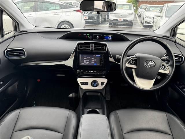 プリウス Sツーリングセレクション 禁煙車 車検整備付 セーフティセンスP オートLEDヘッド&フォグ 合皮シート Fシートヒーター Aクルコン Aハイビーム ETC 純正SDナビ 地デジ BT Bカメラ ステリモ チルトステア(2枚目)