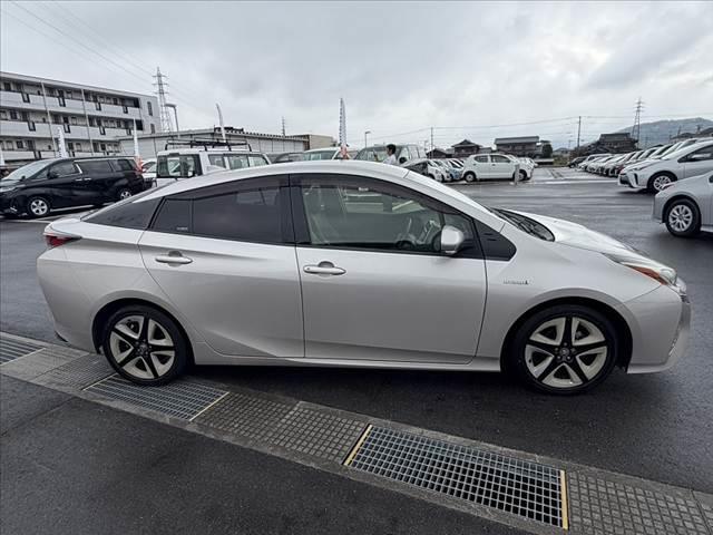 プリウス Sツーリングセレクション 禁煙車 車検整備付 セーフティセンスP オートLEDヘッド&フォグ 合皮シート Fシートヒーター Aクルコン Aハイビーム ETC 純正SDナビ 地デジ BT Bカメラ ステリモ チルトステア(12枚目)
