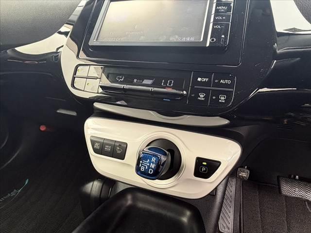 プリウス Sツーリングセレクション 禁煙車 車検整備付 セーフティセンスP オートLEDヘッド&フォグ 合皮シート Fシートヒーター Aクルコン Aハイビーム ETC 純正SDナビ 地デジ BT Bカメラ ステリモ チルトステア(22枚目)